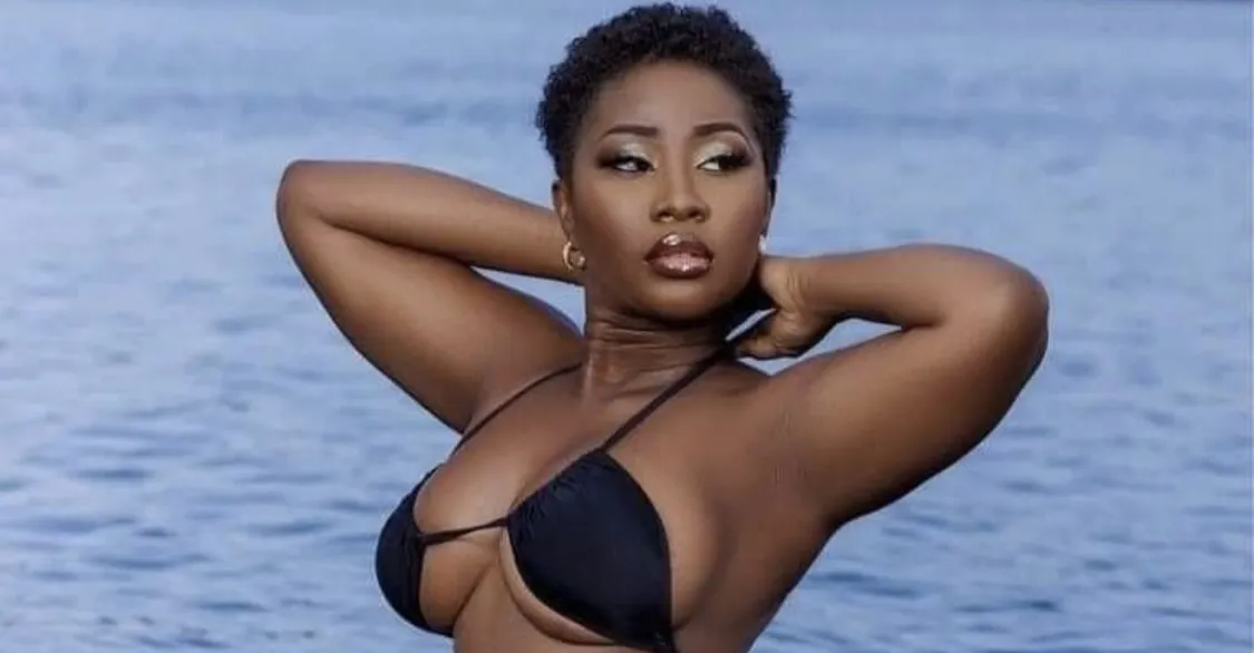 2-Photos-Le-maillot-de-bain-de-Carmen-Sama-une-Ivoirienne-rayonnante-dechaine-les-passions_thumbnail