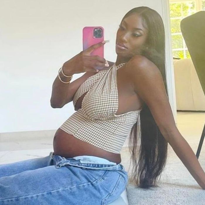aya-nakamura-insta-baby-bump-486362-0@1x